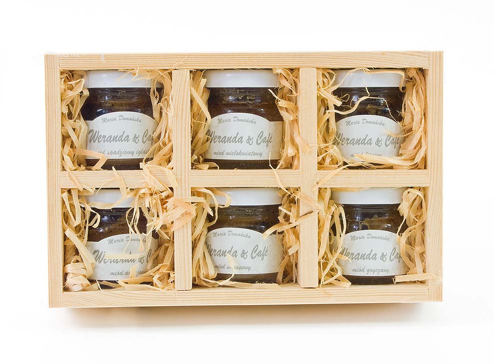 borcanele-miere-personalizate-winnie-in-cutie-lemn